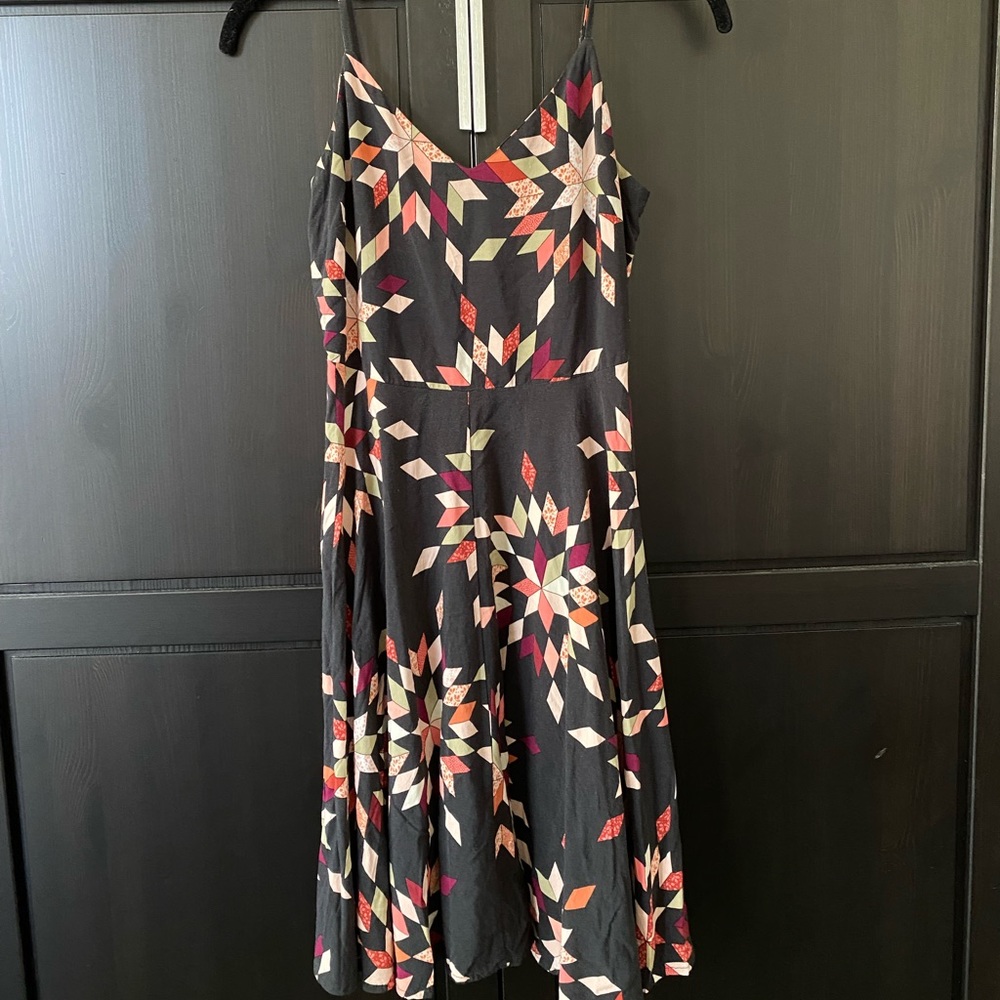 Eye-catching black dress with stunning pattern from Gap sized xs.